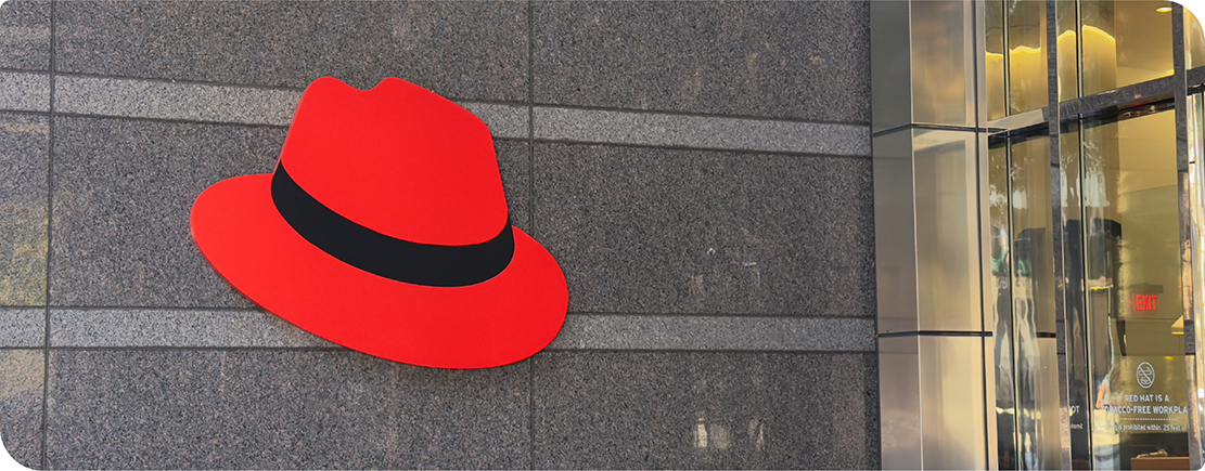 米国ノースカロライナ州ローリーにある Red Hat Tower の入り口の壁に掲示されている帽子。