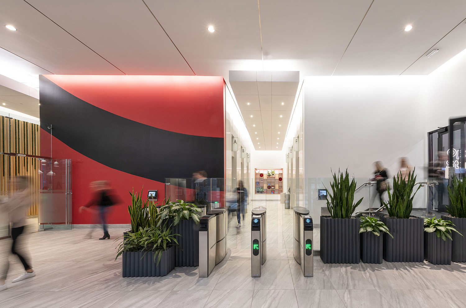 Red Hat Tower のロビーを移動する人々を示す写真。