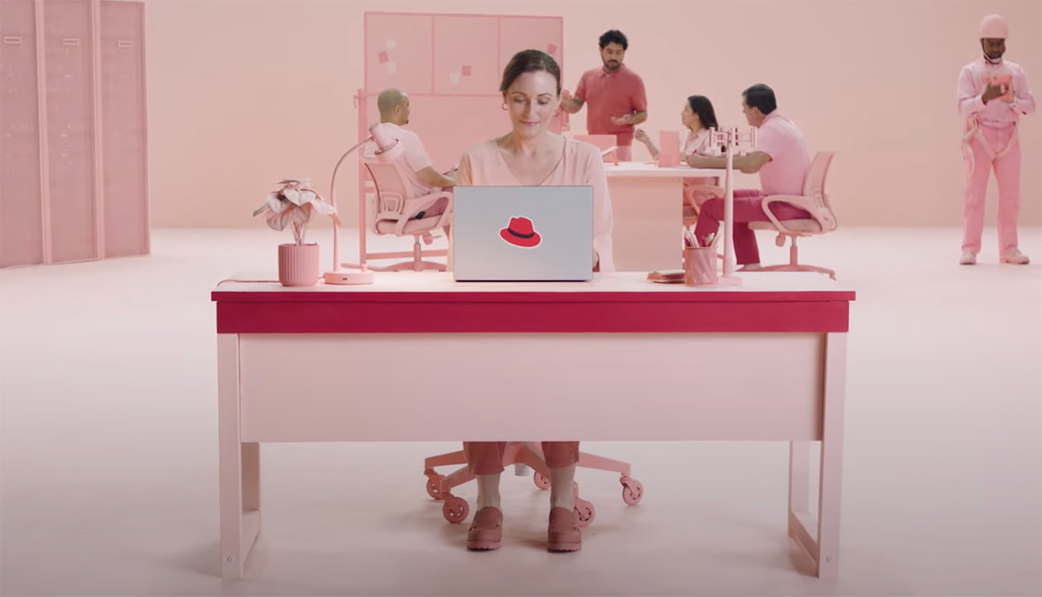 「Connected Campaign」シリーズ動画のスクリーンショット。ノートパソコン画面の裏側に帽子が付いたノートパソコンで作業している女性が映っている。