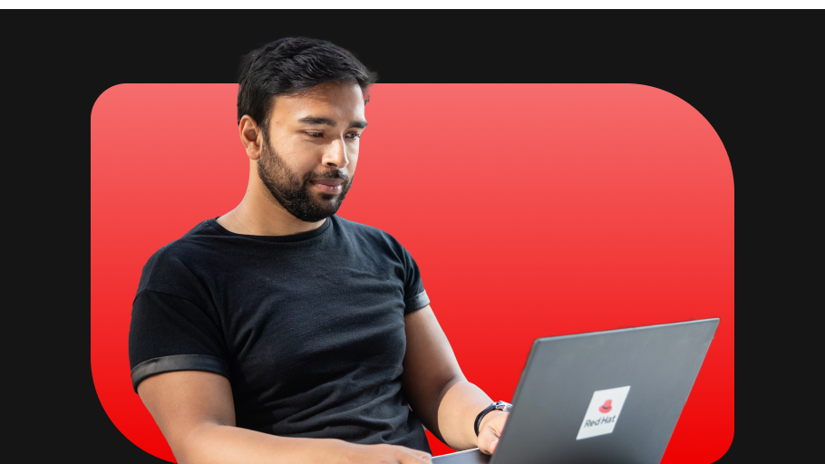 Mann schaut auf Laptop